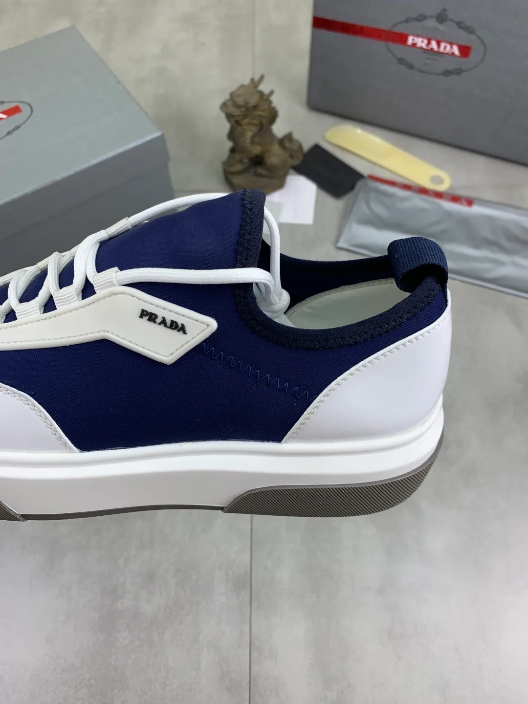 Men's men's shoes 💰P542💰 [New style] popular models are on the official website, 🆘 The trendy brand (Prada) mainly promotes popular models, avant-garde and versatile fashionable men's shoes private version mold opening, cowhide surface splicing 1:1.. Fashionable and simple, original imported cowhide lining cowhide feet; the atmosphere and personality are more fashionable, eye-catching and pursuing class. It will subvert the old idea and be a must-have for fashionistas with you! Must keep it! Tall and comfortable, large and low, high-end quality workmanship. Size: 38-44 3️⃣colors available.